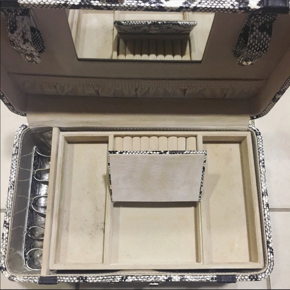 COSMETIC CASE ❤️🖤✔️🥊 reposhing. It doesn’t lock - Picture 3 of 5